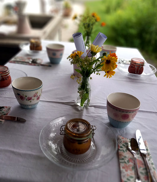 gedeckter Tisch - Yoga & Frühstück am Bauernhof in Erl